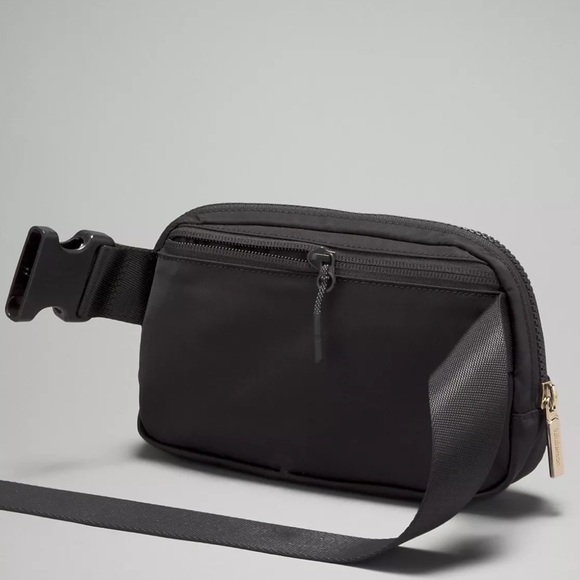 Lululemon Black & Gold Everywhere Belt Bag Crossbody Bag EBB Nwt - Picture 5 of 6